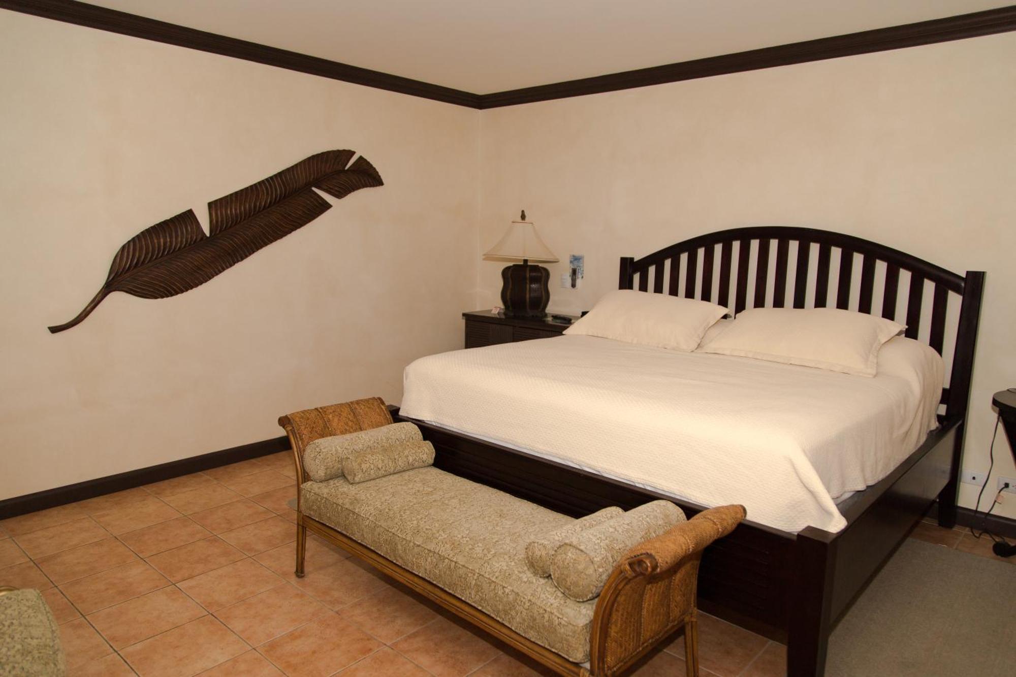 Club Del Mar Oceanfront Hotel
